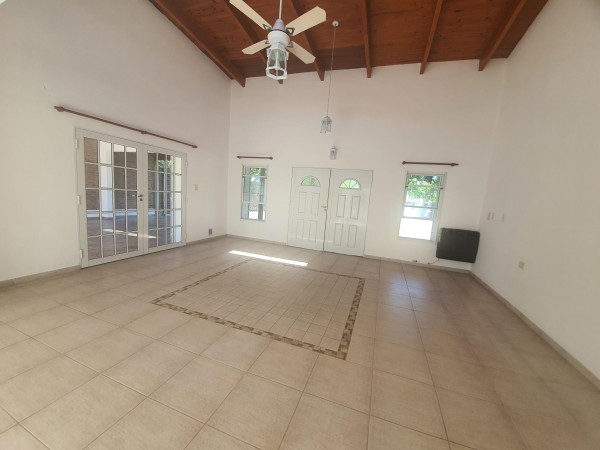 VENDO O PERMUTO ESPECTACULAR INMUEBLE. PILETA, QUINCHO, PARQUE