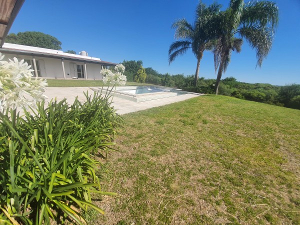 VENDO O PERMUTO ESPECTACULAR INMUEBLE. PILETA, QUINCHO, PARQUE