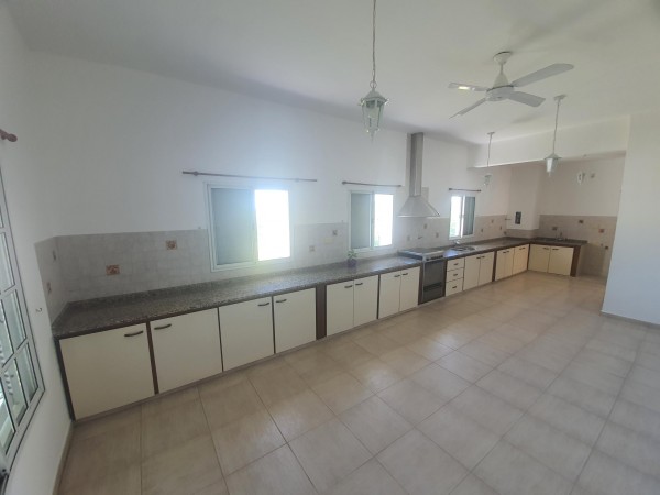 VENDO O PERMUTO ESPECTACULAR INMUEBLE. PILETA, QUINCHO, PARQUE