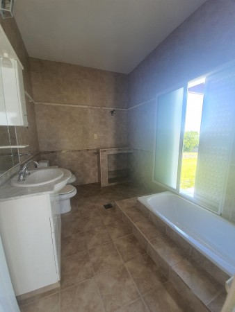 VENDO O PERMUTO ESPECTACULAR INMUEBLE. PILETA, QUINCHO, PARQUE