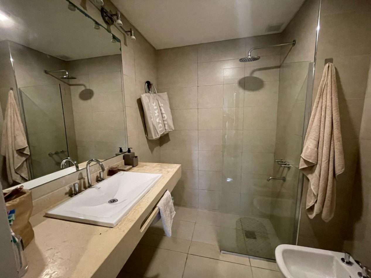 VENDO PISO EN ZONA PARQUE 3 DORMITORIOS, 3 BAÑOS, COCHERA U$S 270.000.