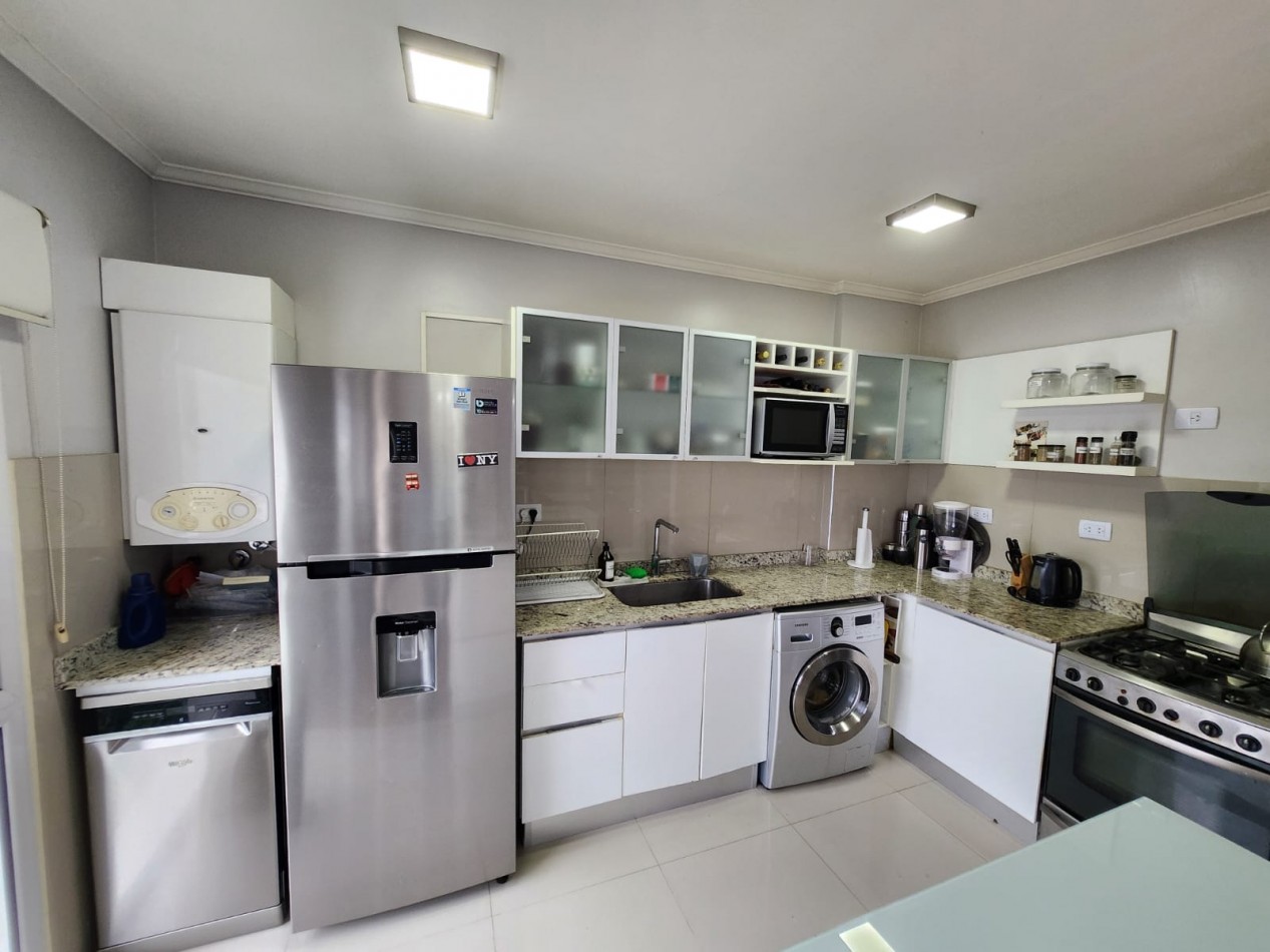 VENDO PISO EN ZONA PARQUE 3 DORMITORIOS, 3 BAÑOS, COCHERA U$S 270.000.