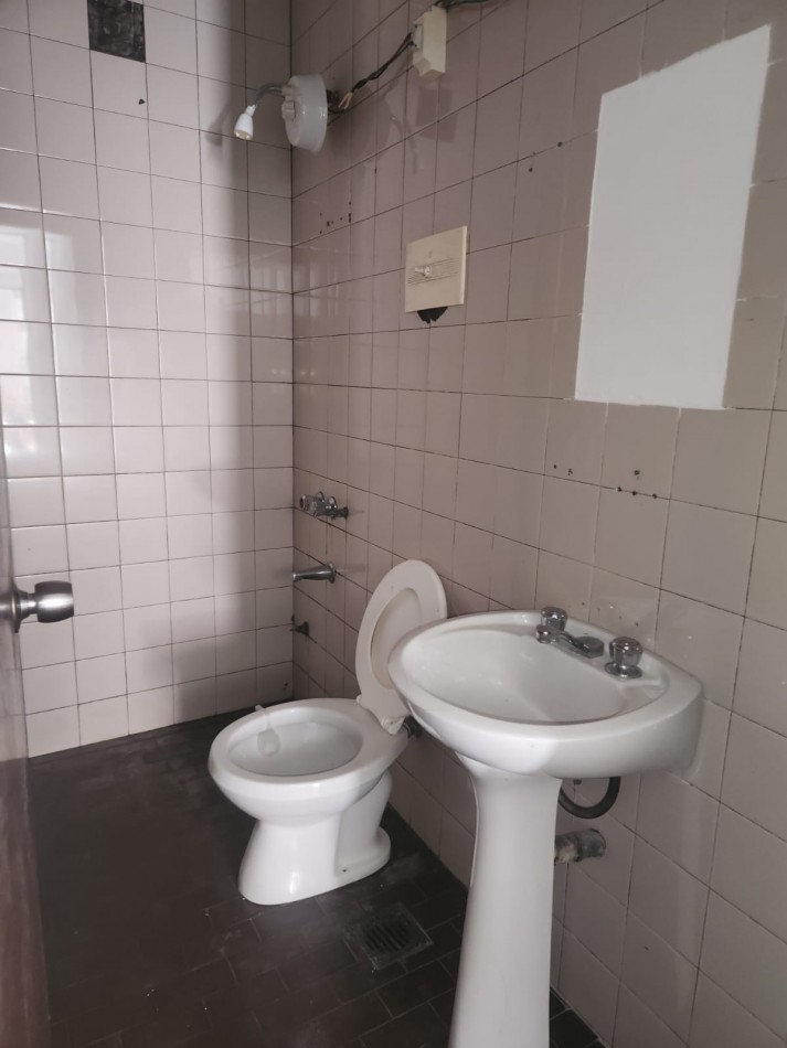 ALQUILO DEPTO 1 DOR $300.000 + EXPENSAS. ZONA CENTRO. EDIFICIO CON PILETA Y QUINCHO