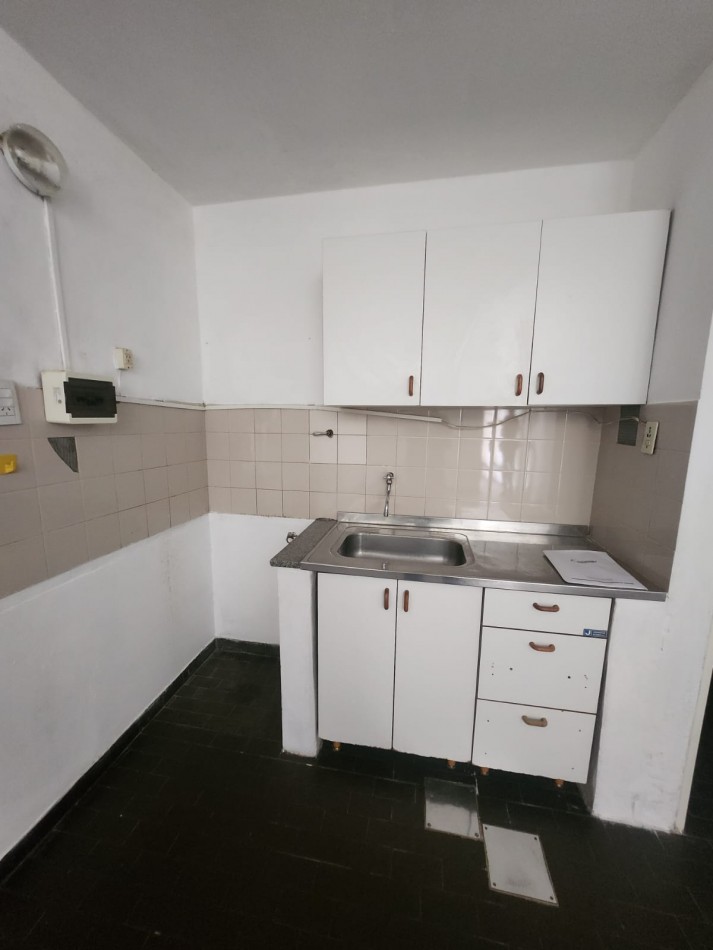 ALQUILO DEPTO 1 DOR $300.000 + EXPENSAS. ZONA CENTRO. EDIFICIO CON PILETA Y QUINCHO