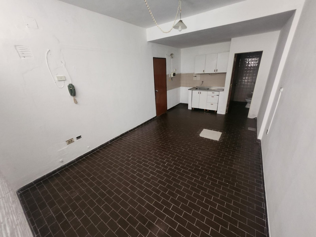 ALQUILO DEPTO 1 DOR $300.000 + EXPENSAS. ZONA CENTRO. EDIFICIO CON PILETA Y QUINCHO
