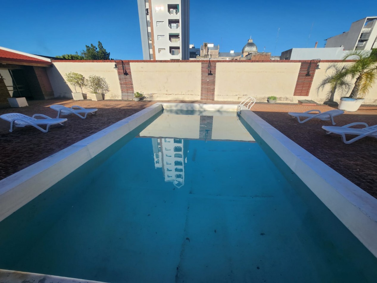 ALQUILO DEPTO 1 DOR $300.000 + EXPENSAS. ZONA CENTRO. EDIFICIO CON PILETA Y QUINCHO