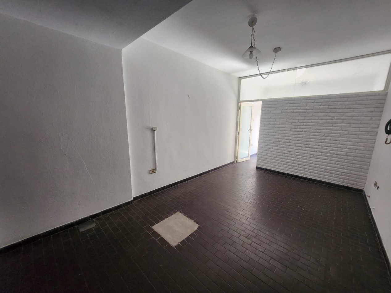 ALQUILO DEPTO 1 DOR $300.000 + EXPENSAS. ZONA CENTRO. EDIFICIO CON PILETA Y QUINCHO