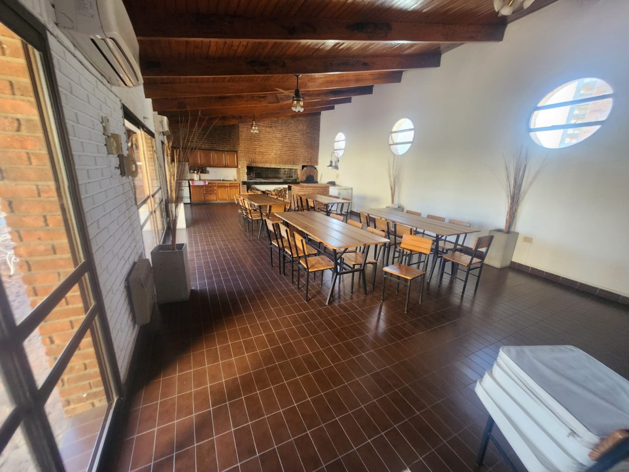 ALQUILO DEPTO 1 DOR $300.000 + EXPENSAS. ZONA CENTRO. EDIFICIO CON PILETA Y QUINCHO