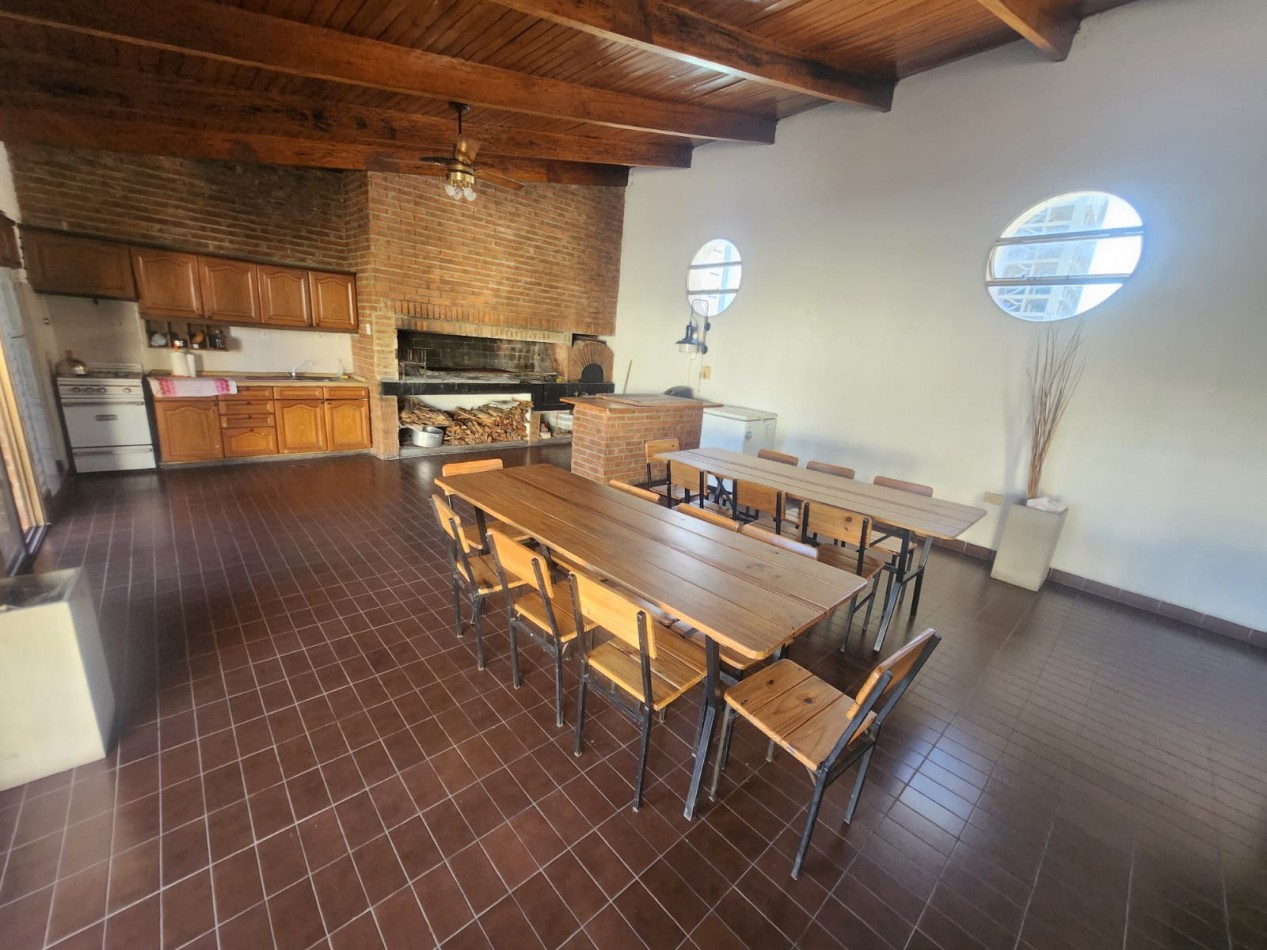 ALQUILO DEPTO 1 DOR $300.000 + EXPENSAS. ZONA CENTRO. EDIFICIO CON PILETA Y QUINCHO