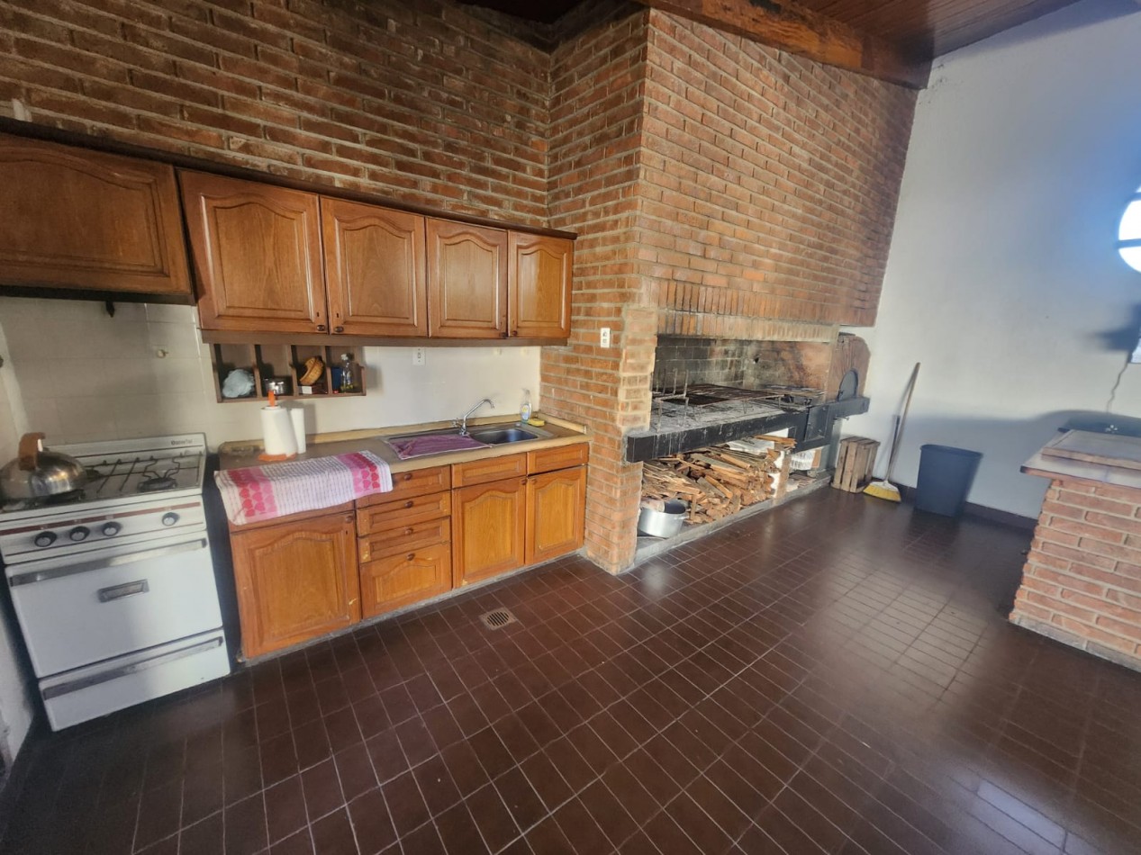 ALQUILO DEPTO 1 DOR $300.000 + EXPENSAS. ZONA CENTRO. EDIFICIO CON PILETA Y QUINCHO