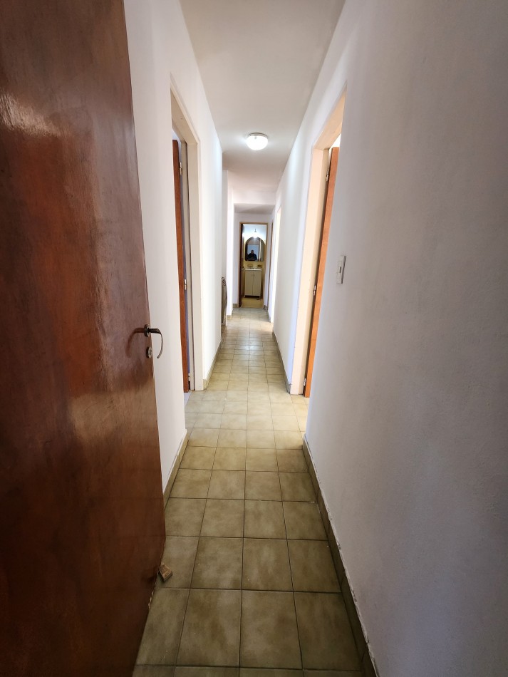 VENDO SEMIPISO ZONA PARQUE 4 DORMITORIOS, 2 BAÑOS COCHERA U$S 120.000.-