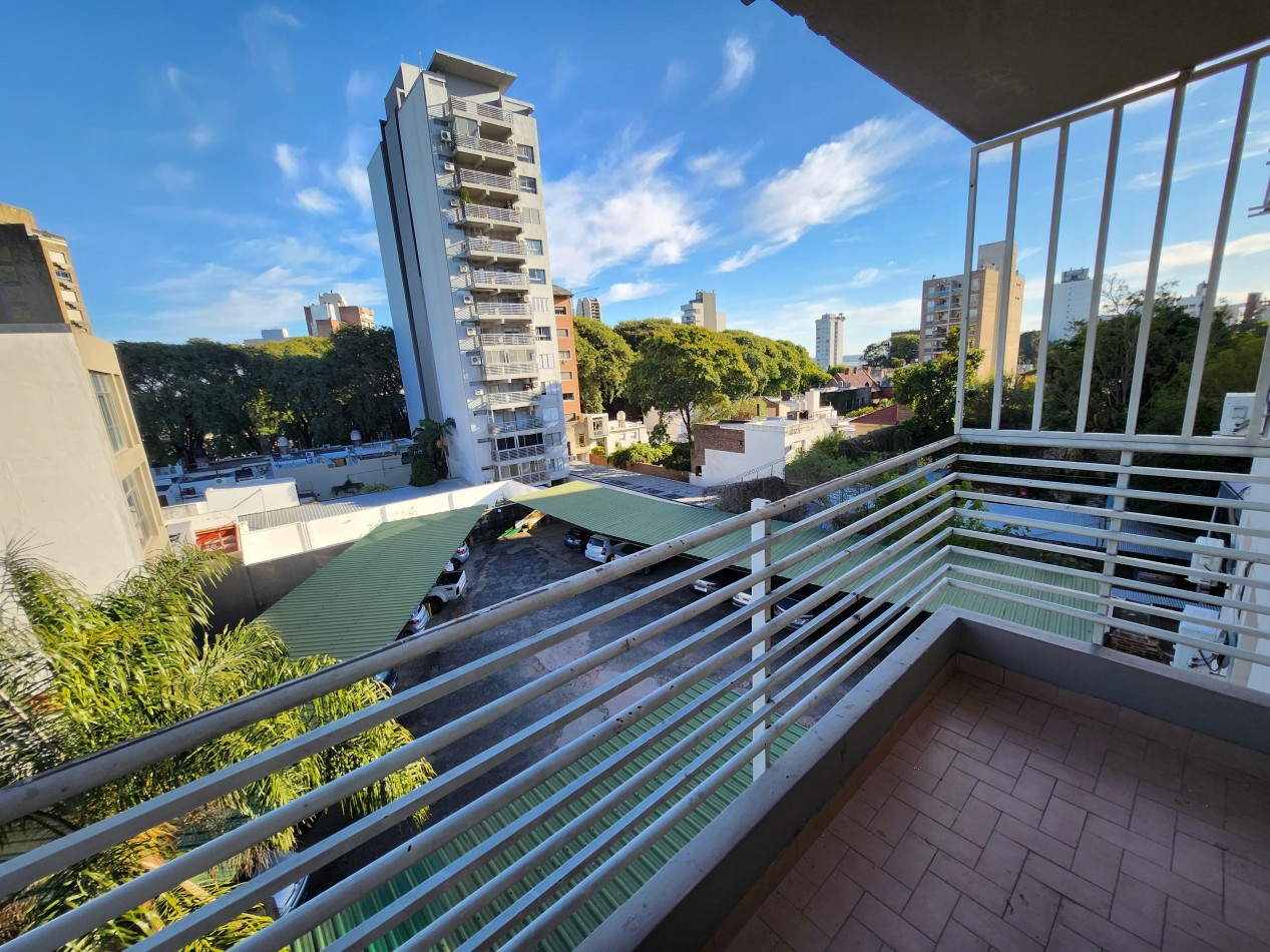 VENDO SEMIPISO ZONA PARQUE 4 DORMITORIOS, 2 BAÑOS COCHERA U$S 120.000.-