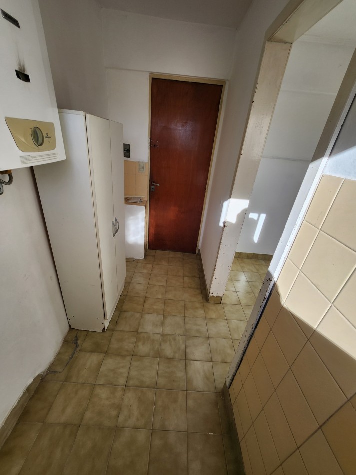 VENDO SEMIPISO ZONA PARQUE 4 DORMITORIOS, 2 BAÑOS COCHERA U$S 120.000.-