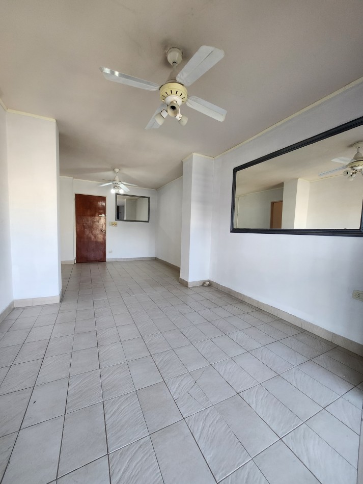VENDO SEMIPISO ZONA PARQUE 4 DORMITORIOS, 2 BAÑOS COCHERA U$S 120.000.-