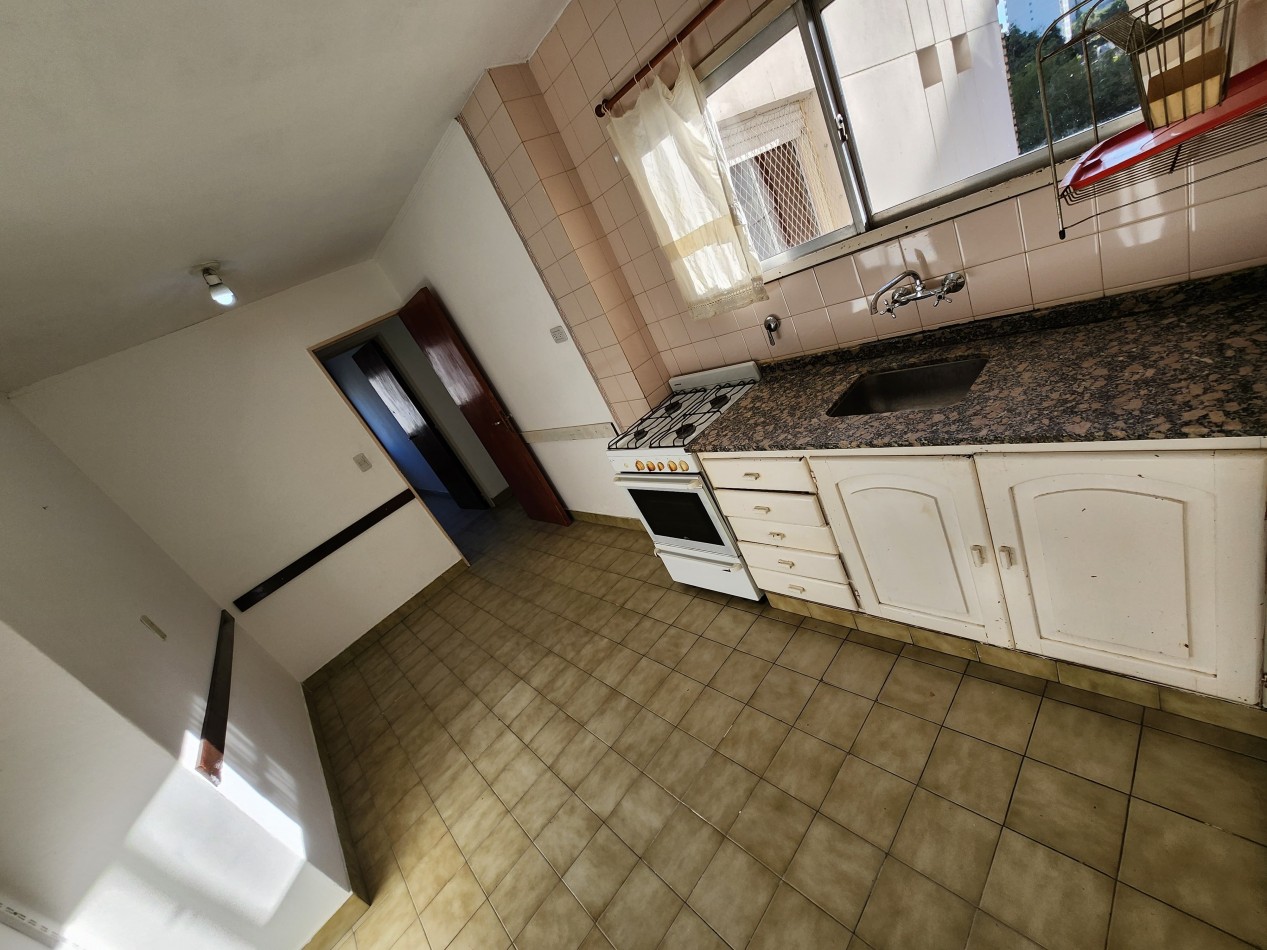 VENDO SEMIPISO ZONA PARQUE 4 DORMITORIOS, 2 BAÑOS COCHERA U$S 120.000.-