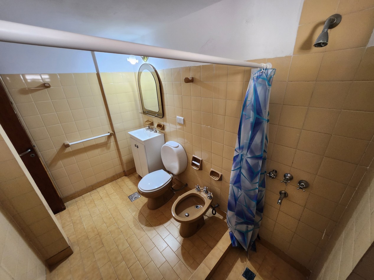 VENDO SEMIPISO ZONA PARQUE 4 DORMITORIOS, 2 BAÑOS COCHERA U$S 120.000.-