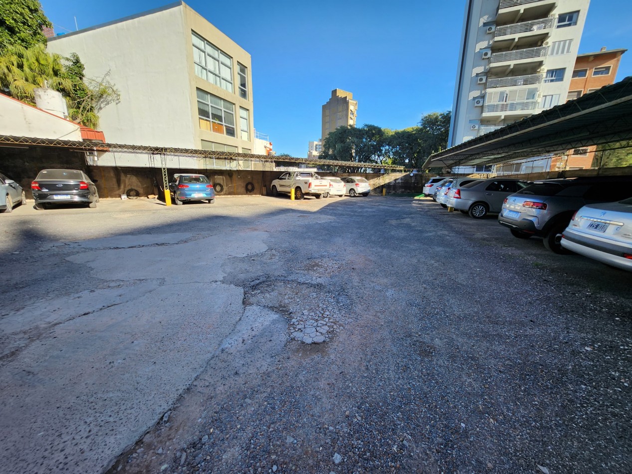 VENDO SEMIPISO ZONA PARQUE 4 DORMITORIOS, 2 BAÑOS COCHERA U$S 120.000.-