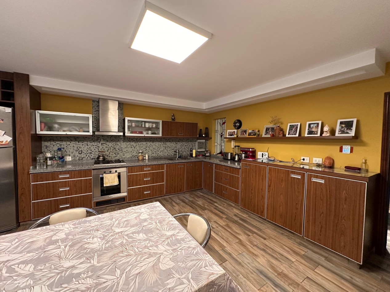 VENDO IMPORTANTE CASA DE 4 DOR, 3 BAÑOS, 2 COCHERAS, JARDIN U$S 380.00.