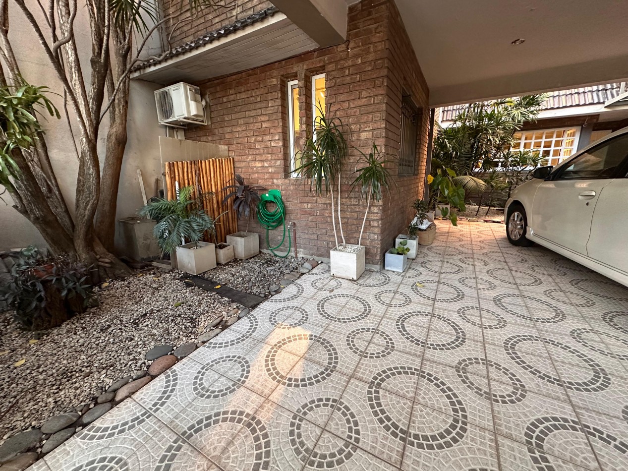 VENDO IMPORTANTE CASA DE 4 DOR, 3 BAÑOS, 2 COCHERAS, JARDIN U$S 380.00.