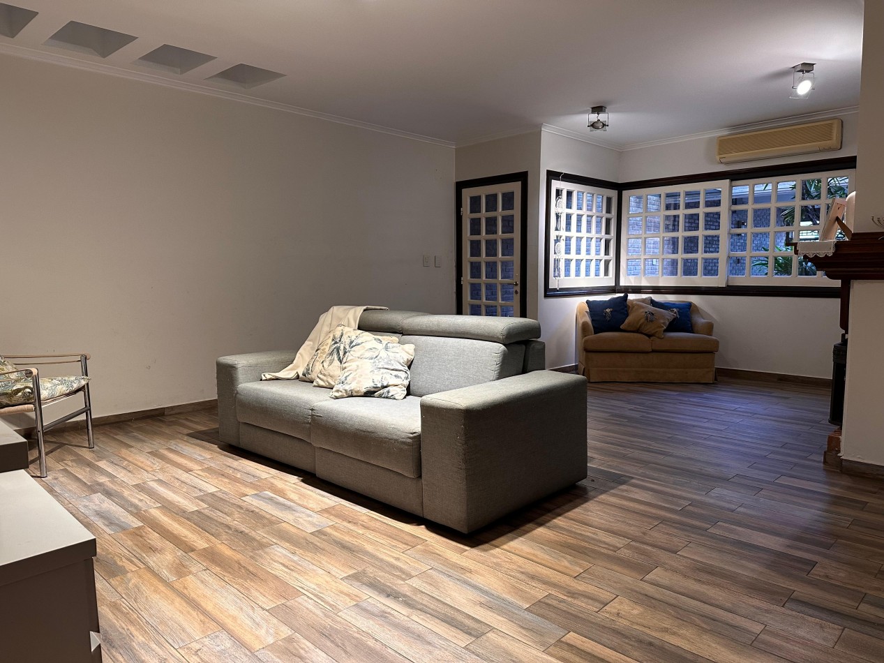 VENDO IMPORTANTE CASA DE 4 DOR, 3 BAÑOS, 2 COCHERAS, JARDIN U$S 380.00.