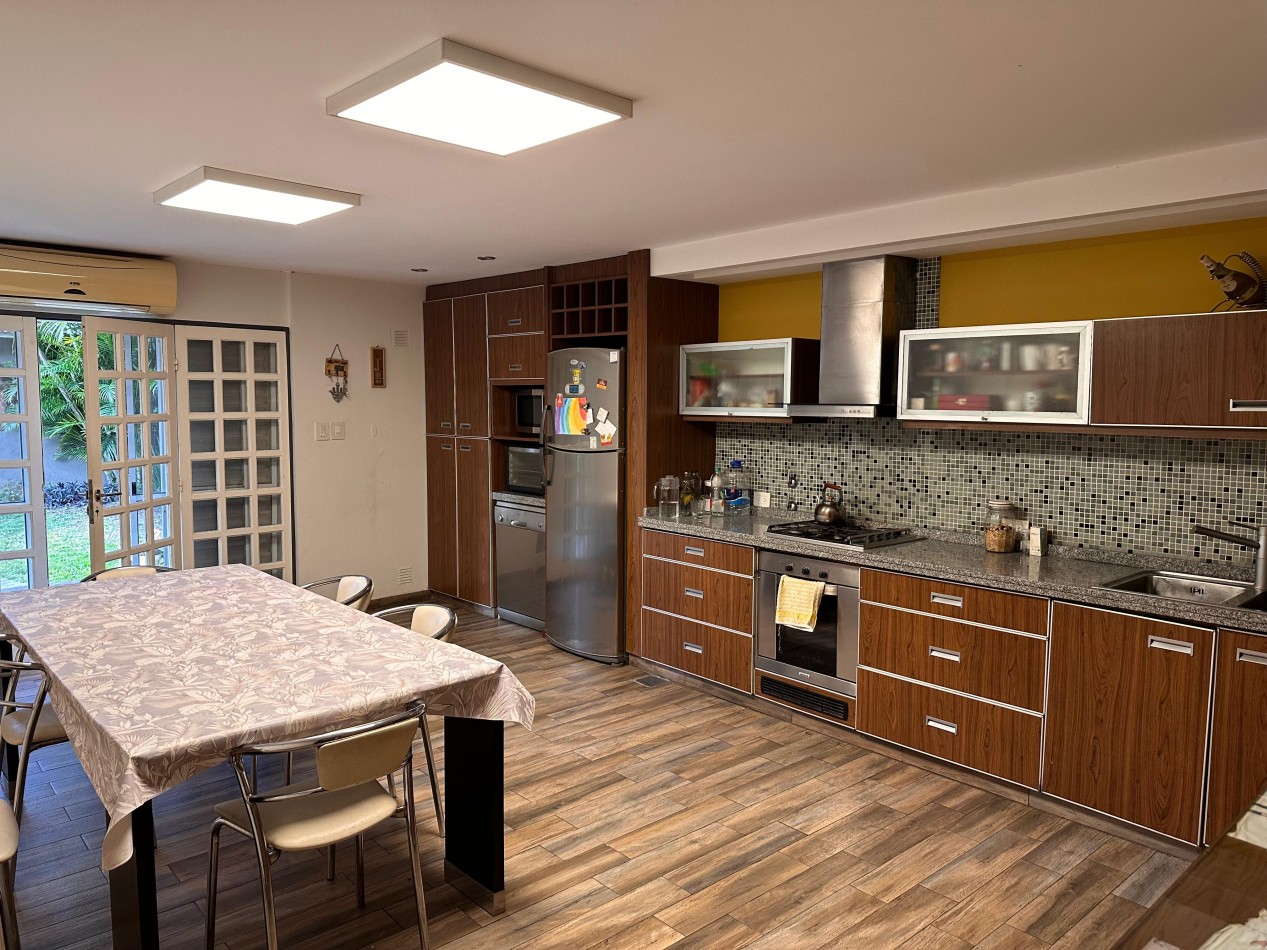 VENDO IMPORTANTE CASA DE 4 DOR, 3 BAÑOS, 2 COCHERAS, JARDIN U$S 380.00.