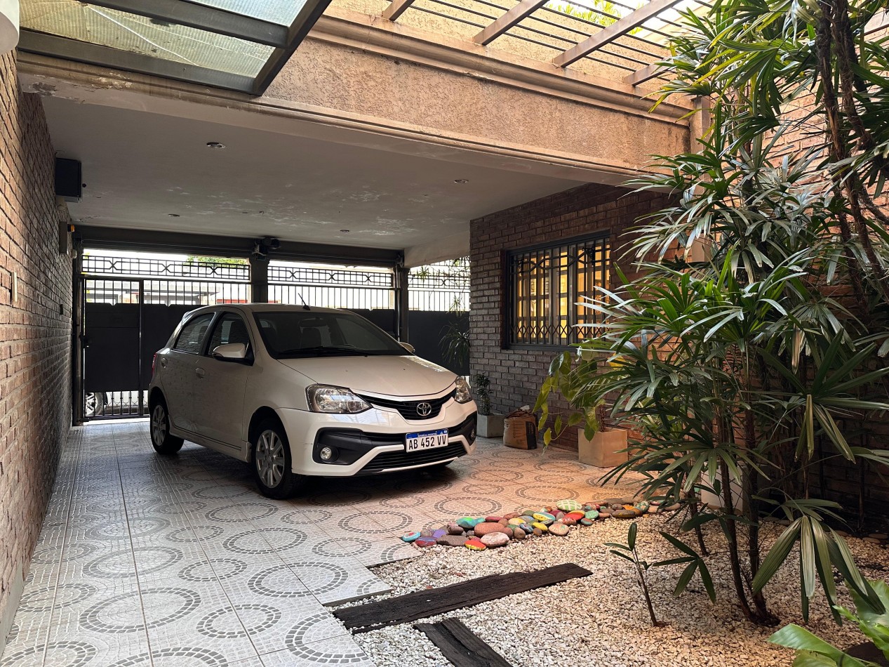 VENDO IMPORTANTE CASA DE 4 DOR, 3 BAÑOS, 2 COCHERAS, JARDIN U$S 380.00.