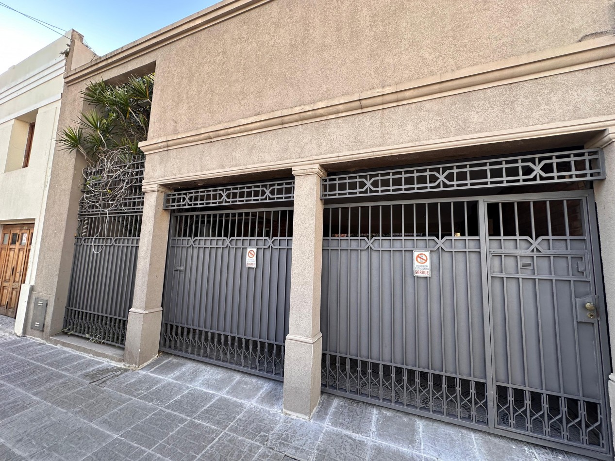 VENDO IMPORTANTE CASA DE 4 DOR, 3 BAÑOS, 2 COCHERAS, JARDIN U$S 380.00.