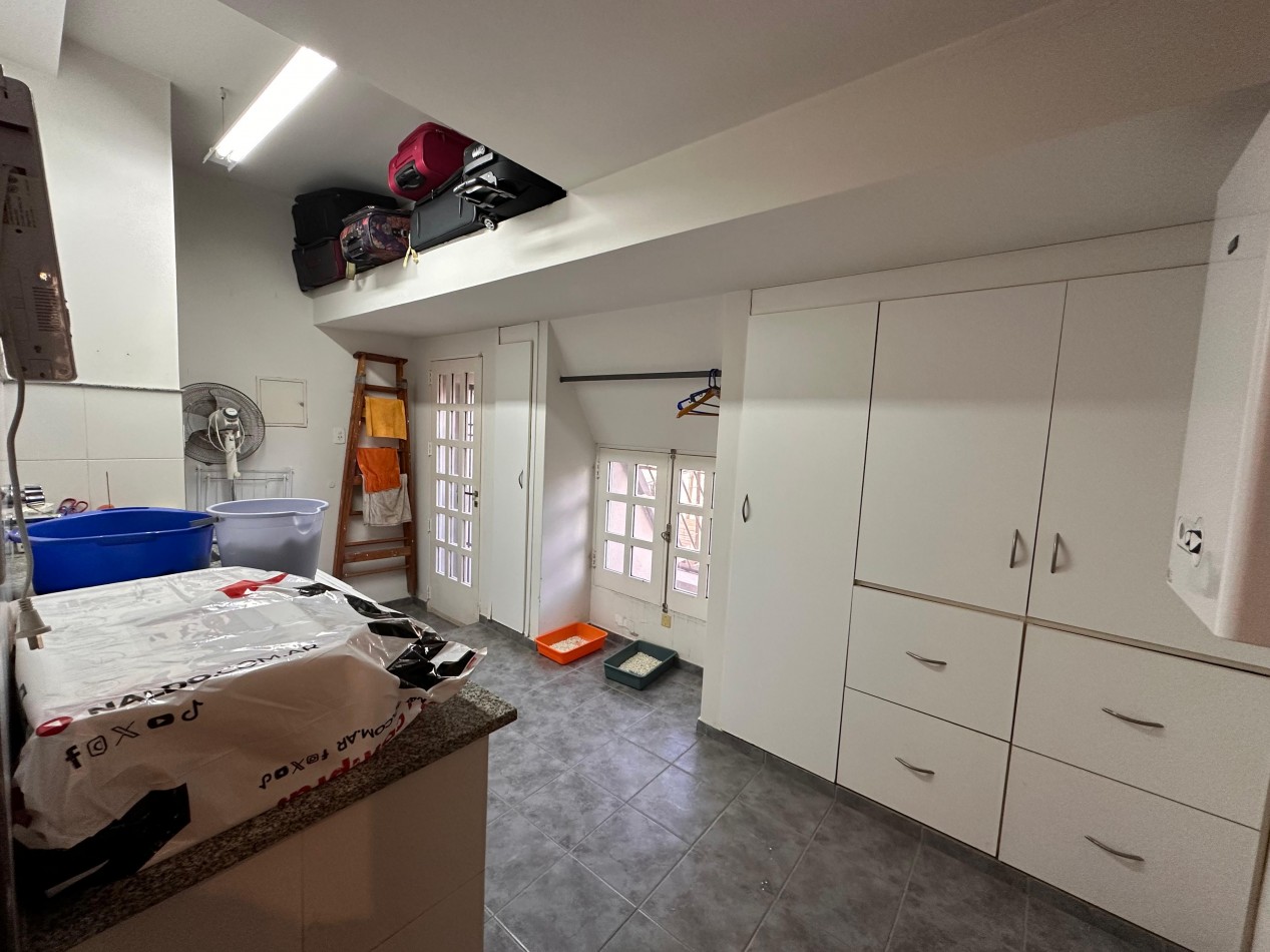 VENDO IMPORTANTE CASA DE 4 DOR, 3 BAÑOS, 2 COCHERAS, JARDIN U$S 380.00.