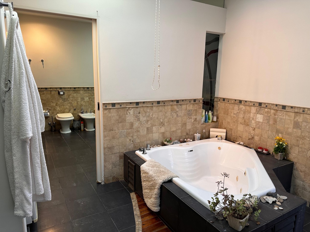 VENDO IMPORTANTE CASA DE 4 DOR, 3 BAÑOS, 2 COCHERAS, JARDIN U$S 380.00.