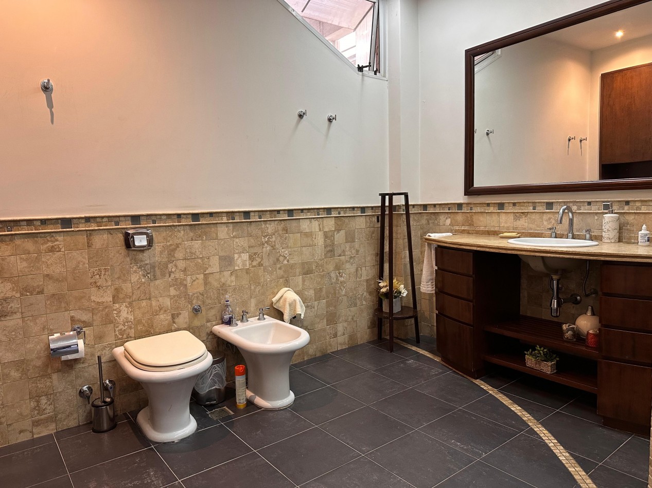 VENDO IMPORTANTE CASA DE 4 DOR, 3 BAÑOS, 2 COCHERAS, JARDIN U$S 380.00.