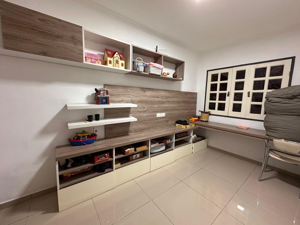 VENDO IMPORTANTE CASA DE 4 DOR, 3 BAÑOS, 2 COCHERAS, JARDIN U$S 380.00.