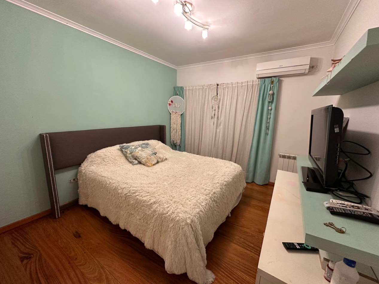 VENDO IMPORTANTE CASA DE 4 DOR, 3 BAÑOS, 2 COCHERAS, JARDIN U$S 380.00.