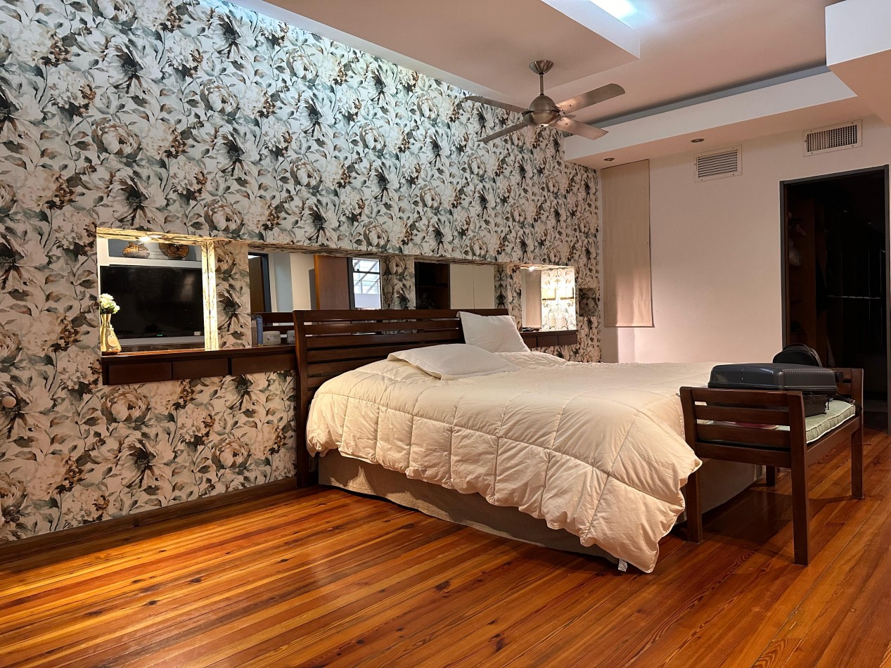 VENDO IMPORTANTE CASA DE 4 DOR, 3 BAÑOS, 2 COCHERAS, JARDIN U$S 380.00.