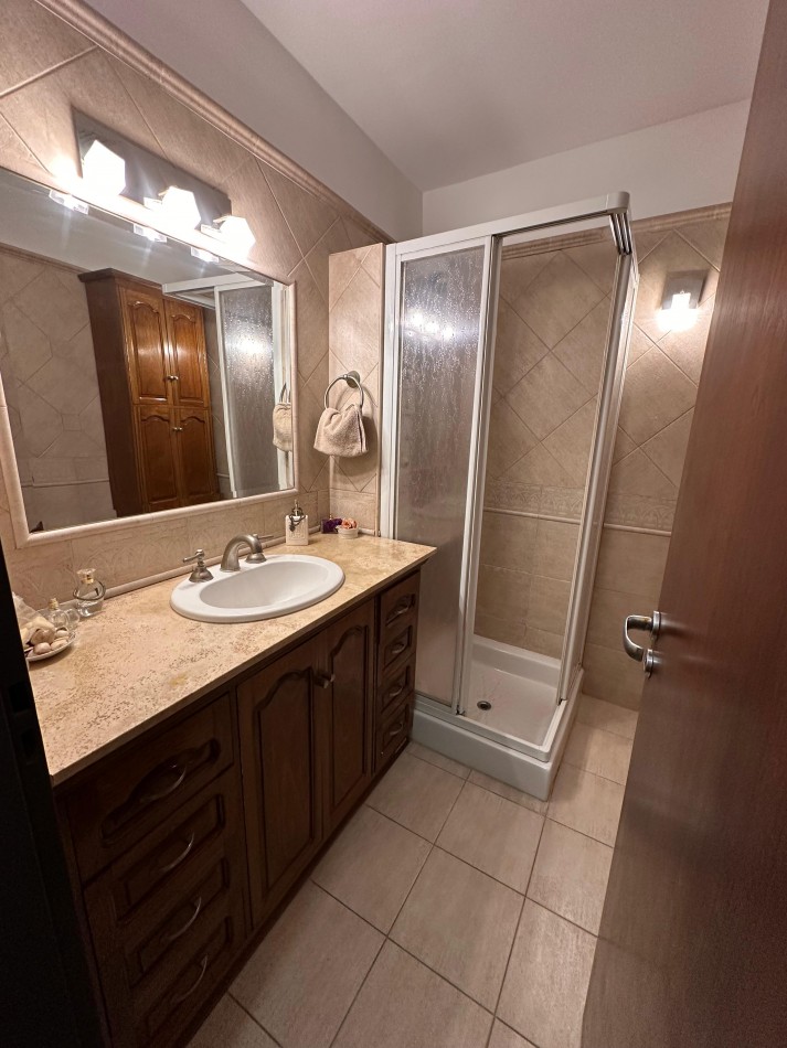 VENDO IMPORTANTE CASA DE 4 DOR, 3 BAÑOS, 2 COCHERAS, JARDIN U$S 380.00.