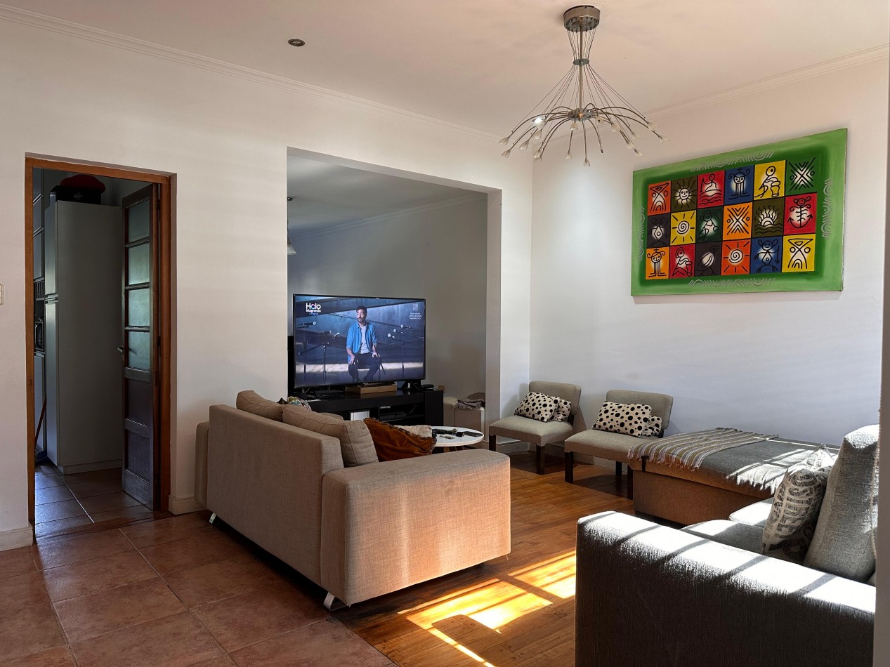 VENDO HERMOSA CASA ZONA PLAZA SAENZ PEÑA U$S 360.000.-