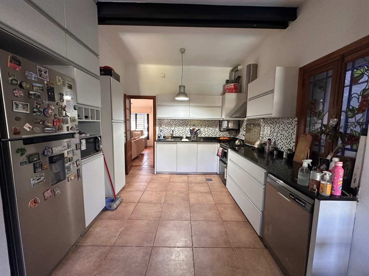 VENDO HERMOSA CASA ZONA PLAZA SAENZ PEÑA U$S 360.000.-