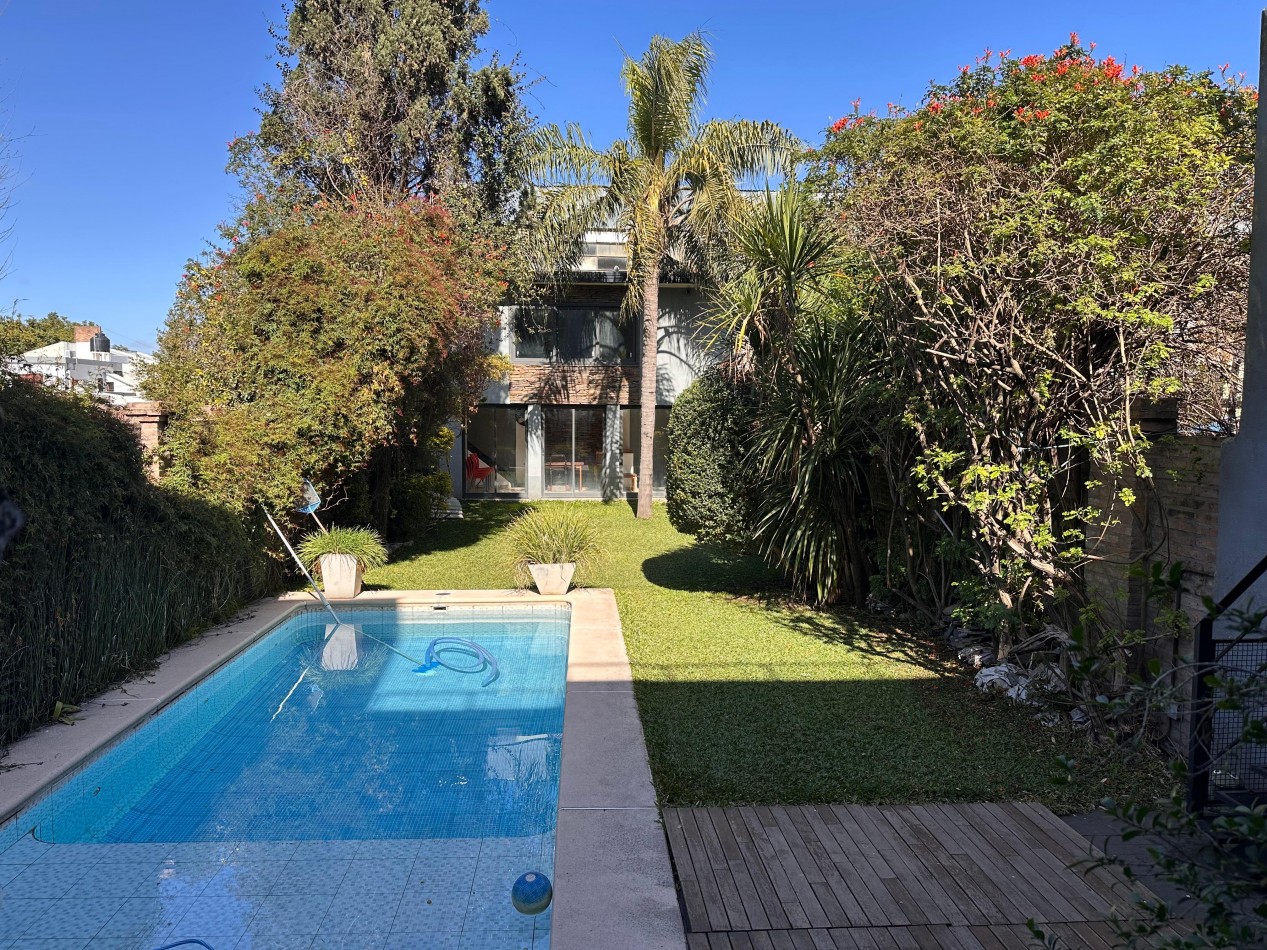 VENDO HERMOSA CASA ZONA PLAZA SAENZ PEÑA U$S 360.000.-