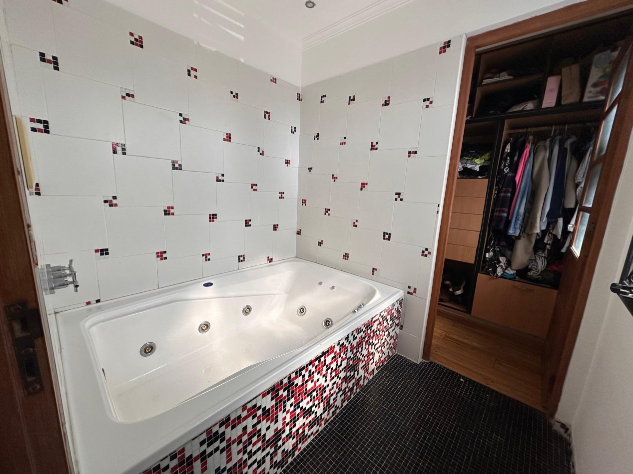 VENDO HERMOSA CASA ZONA PLAZA SAENZ PEÑA U$S 360.000.-