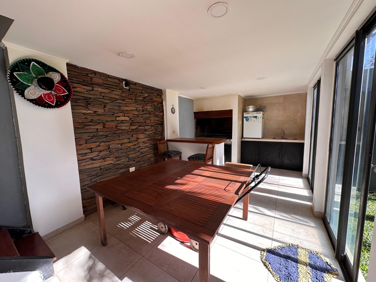 VENDO HERMOSA CASA ZONA PLAZA SAENZ PEÑA U$S 360.000.-