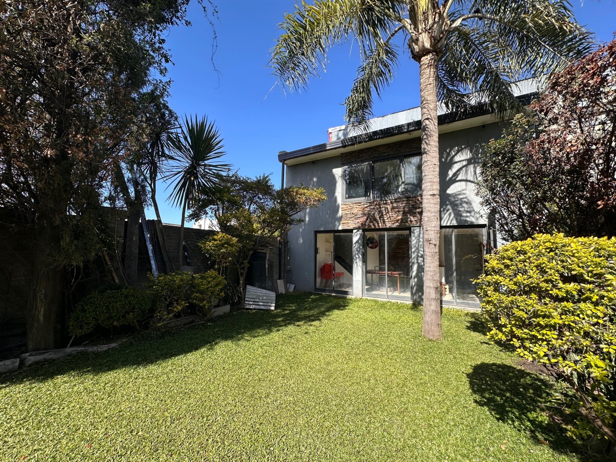 VENDO HERMOSA CASA ZONA PLAZA SAENZ PEÑA U$S 360.000.-