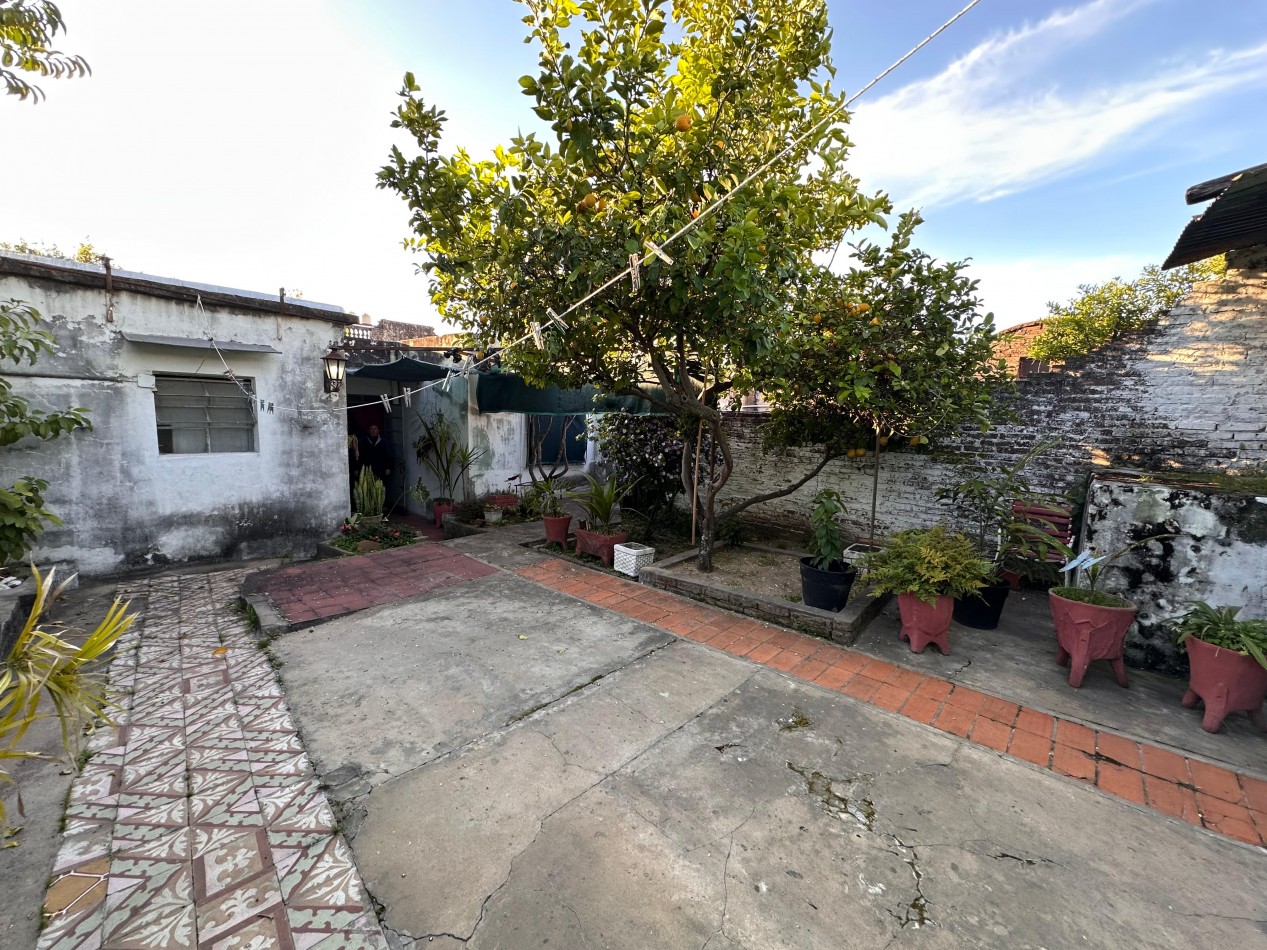 VENDO CASA 3 DORMITORIOS, 2 BAÑOS, COCHERA, PATIO Y QUINCHO.  ZONA CENTRO U$D 110.000 .