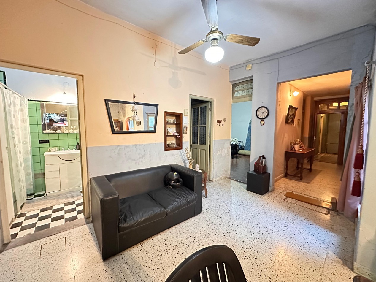 VENDO CASA 3 DORMITORIOS, 2 BAÑOS, COCHERA, PATIO Y QUINCHO.  ZONA CENTRO U$D 110.000 .