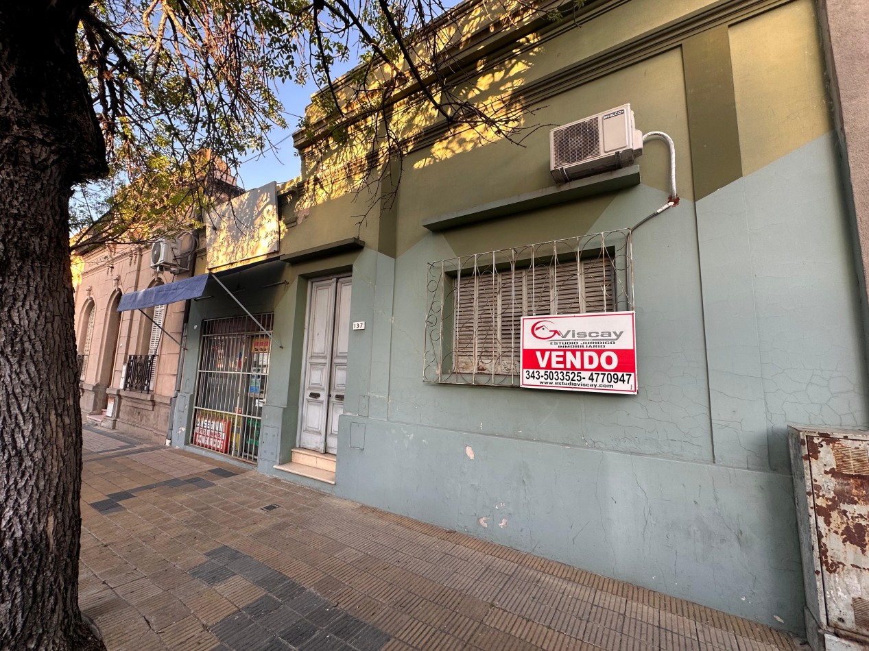 VENDO CASA 3 DORMITORIOS, 2 BAÑOS, COCHERA, PATIO Y QUINCHO.  ZONA CENTRO U$D 110.000 .