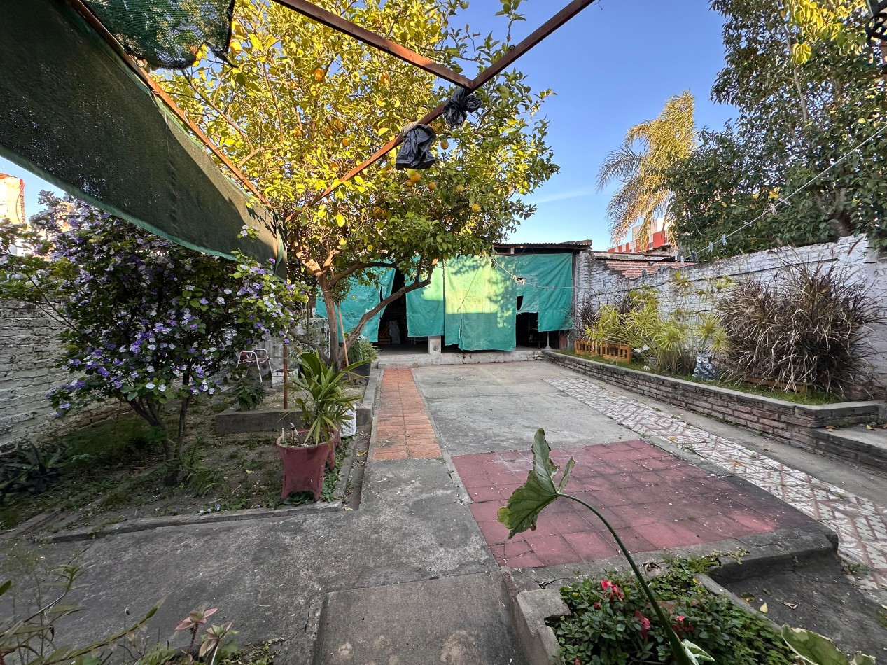 VENDO CASA 3 DORMITORIOS, 2 BAÑOS, COCHERA, PATIO Y QUINCHO.  ZONA CENTRO U$D 110.000 .