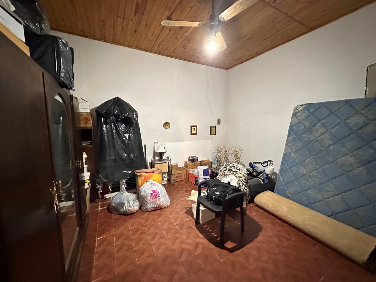 VENDO CASA 3 DORMITORIOS, 2 BAÑOS, COCHERA, PATIO Y QUINCHO.  ZONA CENTRO U$D 110.000 .