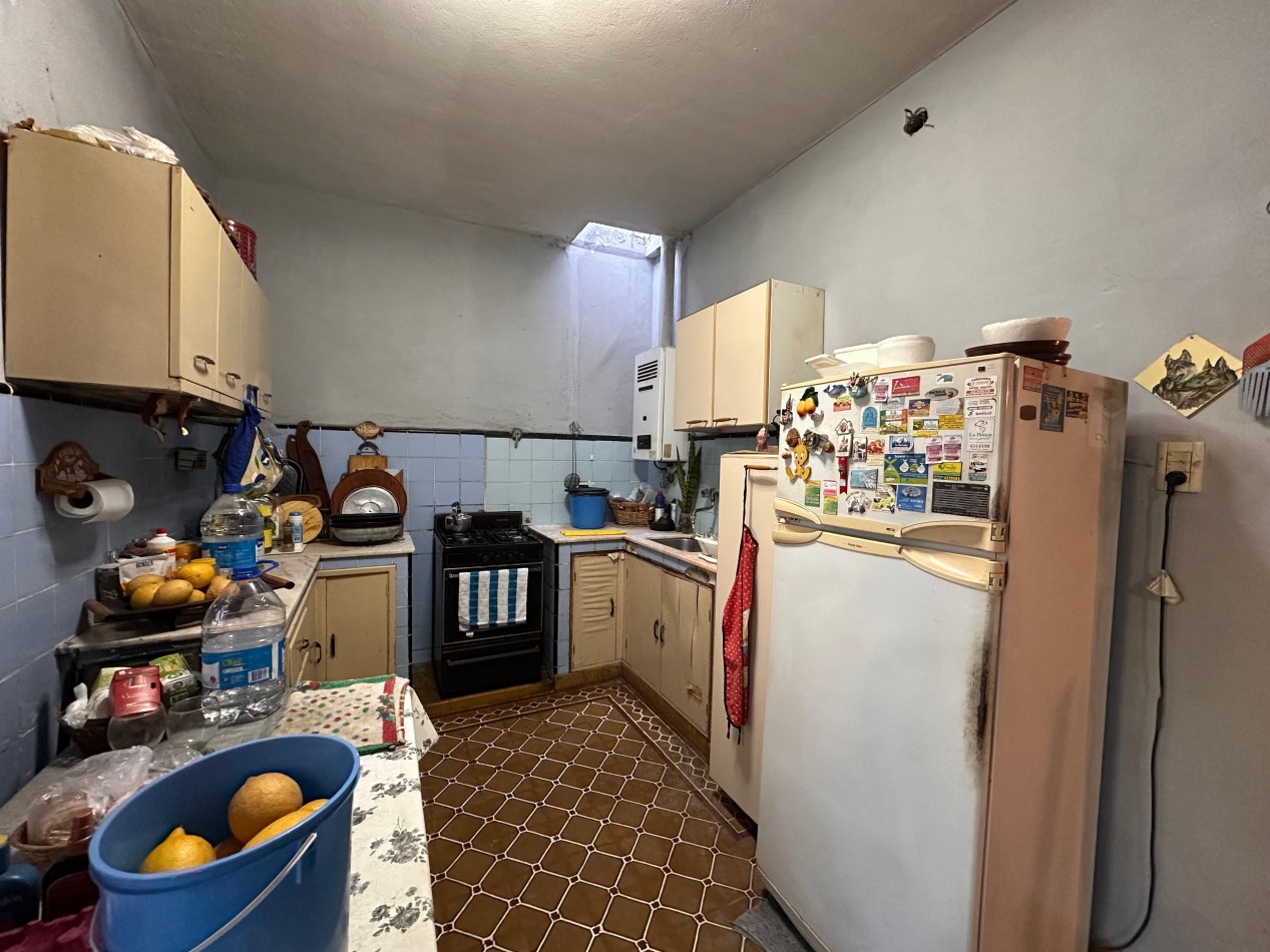 VENDO CASA 3 DORMITORIOS, 2 BAÑOS, COCHERA, PATIO Y QUINCHO.  ZONA CENTRO U$D 110.000 .