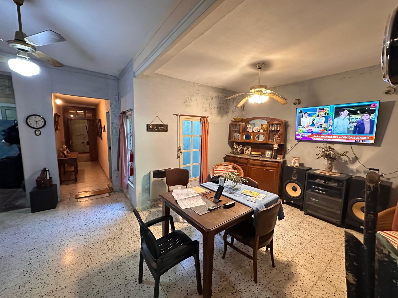 VENDO CASA 3 DORMITORIOS, 2 BAÑOS, COCHERA, PATIO Y QUINCHO.  ZONA CENTRO U$D 110.000 .