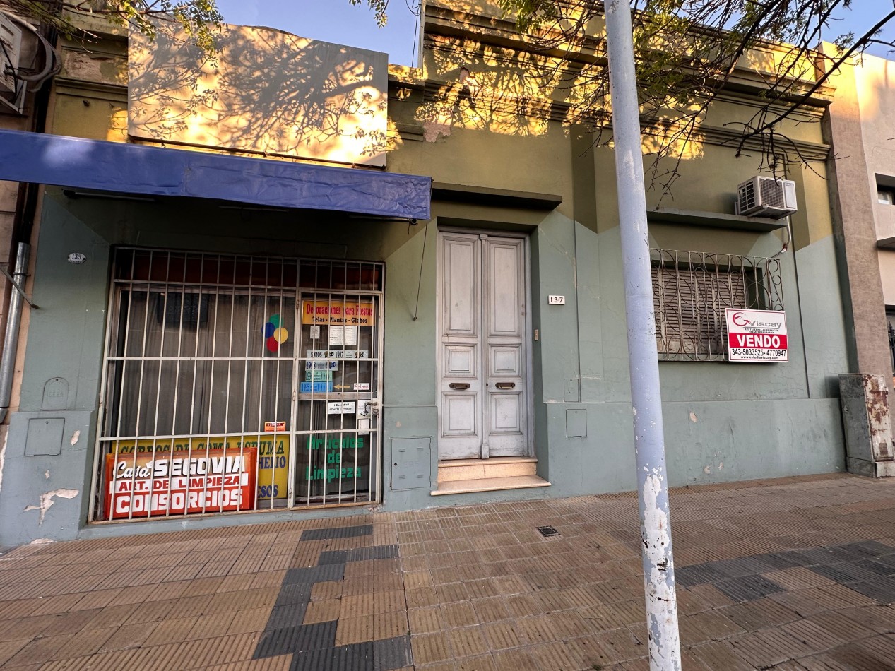 VENDO CASA 3 DORMITORIOS, 2 BAÑOS, COCHERA, PATIO Y QUINCHO.  ZONA CENTRO U$D 110.000 .