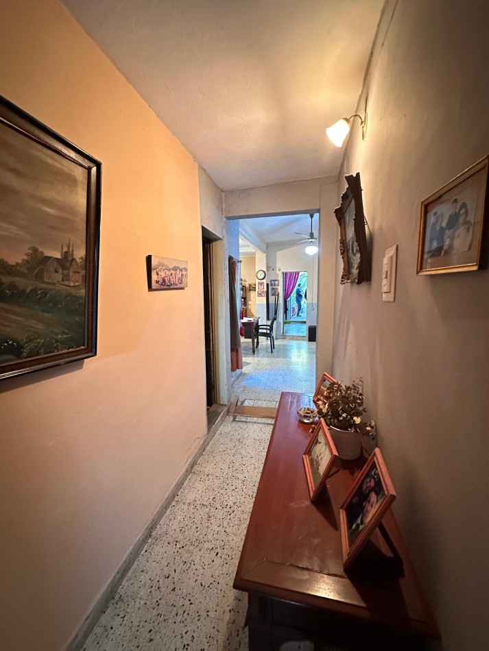 VENDO CASA 3 DORMITORIOS, 2 BAÑOS, COCHERA, PATIO Y QUINCHO.  ZONA CENTRO U$D 110.000 .