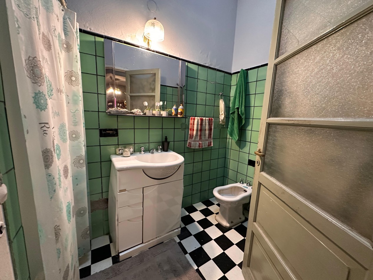 VENDO CASA 3 DORMITORIOS, 2 BAÑOS, COCHERA, PATIO Y QUINCHO.  ZONA CENTRO U$D 110.000 .